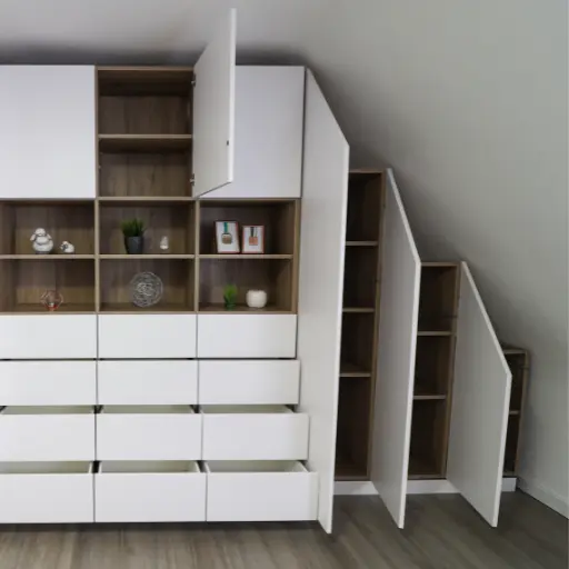 Steiler Dachschraegenschrank geoeffnet