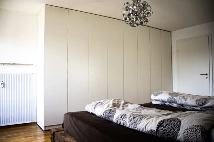 Kleiderschrank in weiss mit push-to-open