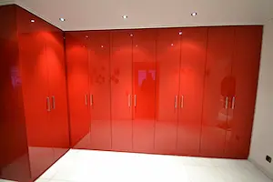 Kleiderschrank in Rot Hochglanz.