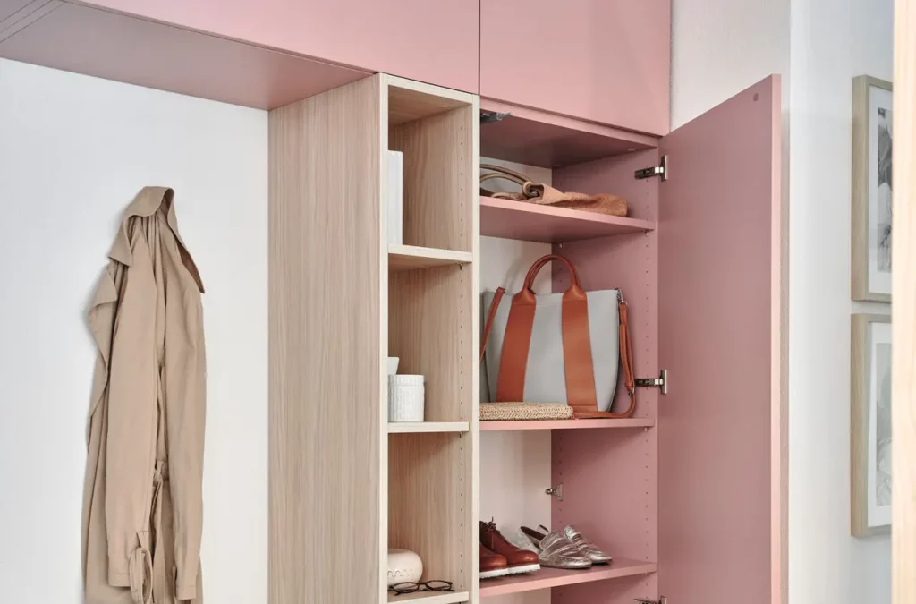Rosa Garderobenschrank im Eingangsbereich