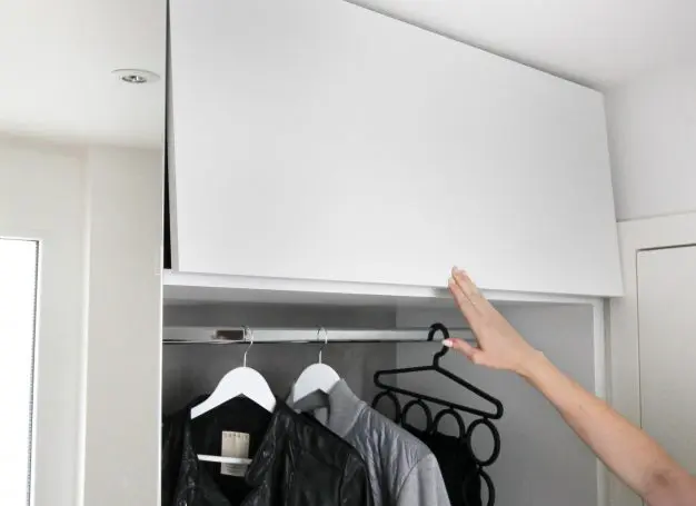 Garderobe mit Push-to-Open