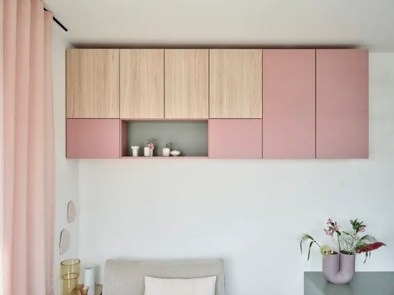 Haengeschrank in der Trendfarbe Samtrosa