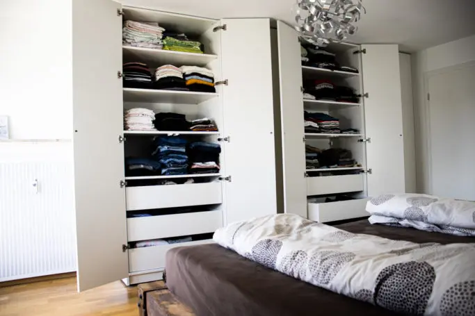 Kleiderschrank in weiss mit push-to-open offen