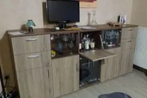 Kommode mit Glasfronten in Eiche.