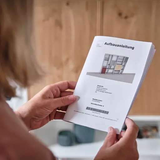 Aufbauanleitung eines Möbels in Nahaufnahme