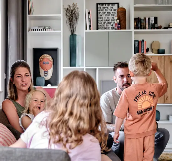 Regal mit offenen Elementen, mit einer glücklichen Familie im Vordergrund