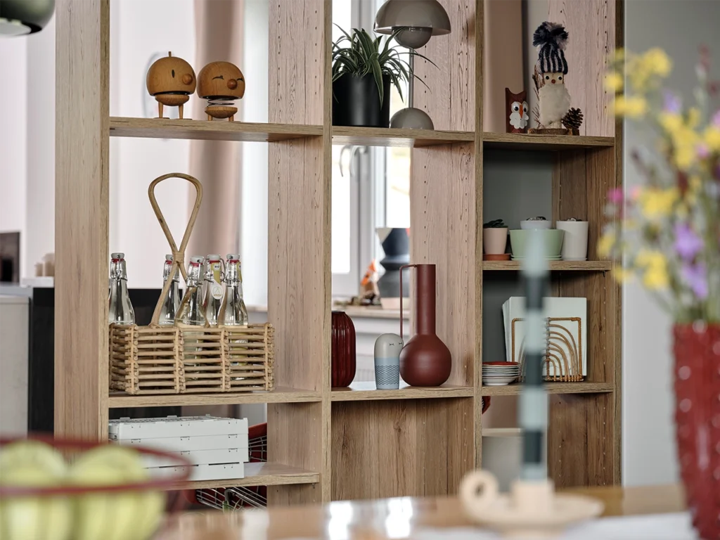 Regal aus Holz mit Deko in Nahaufnahme