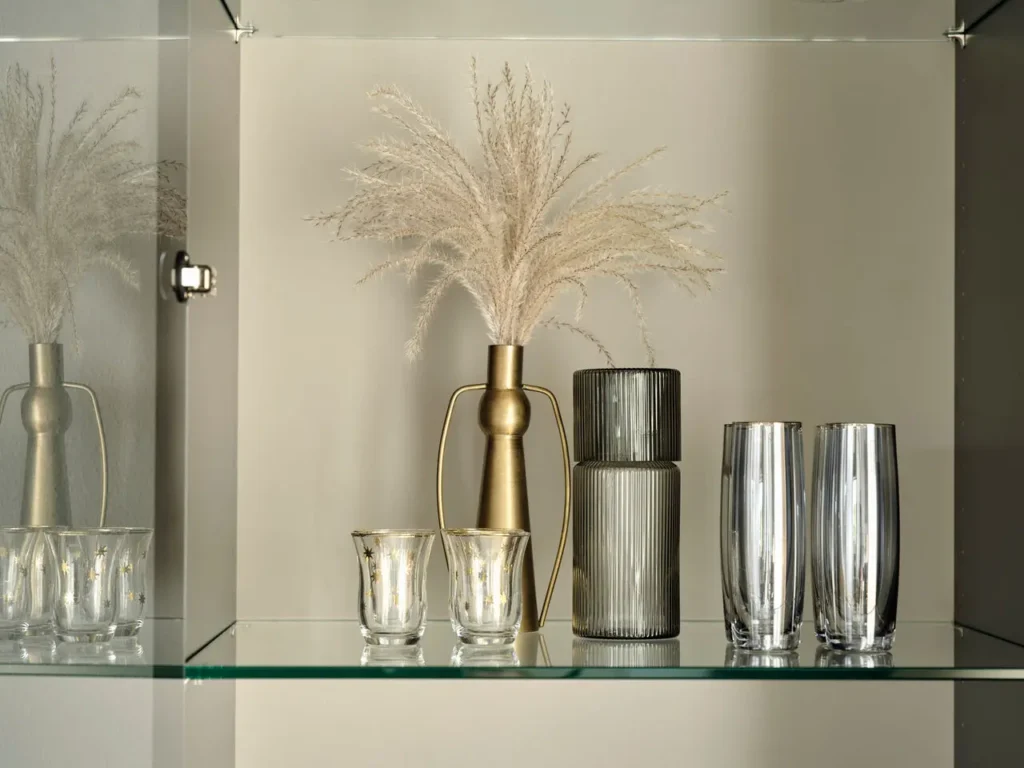 Glasvitrine mit Glasfachboden in Nahaufnahme