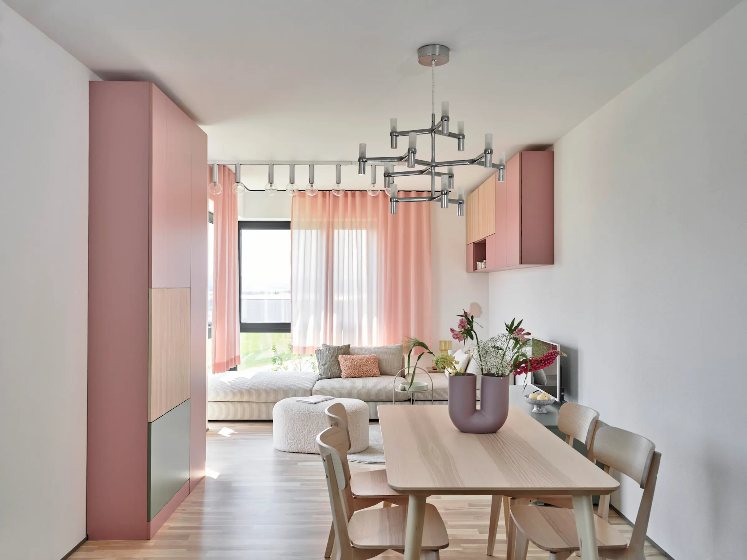 Uebersicht eines Raumes in der Trendfarbe Samtrosa